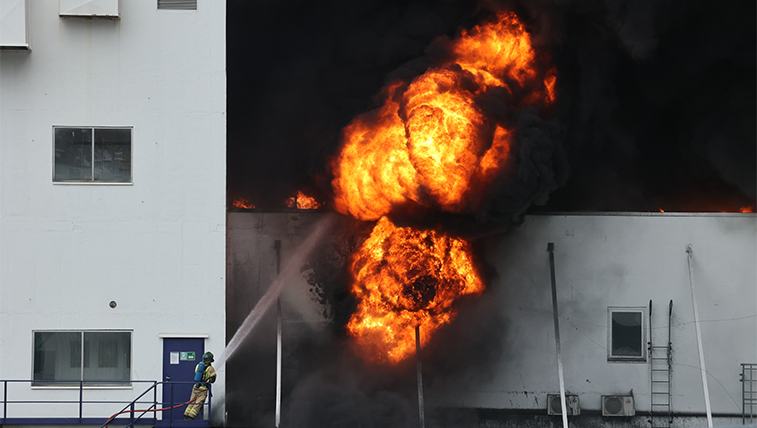 slokkeinnsats for brann hos jotuns fabrikk hvor passiv brannsikring var med på å begrense spredning av brannen